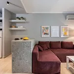 Apartment Warmth & Charm Island Style *